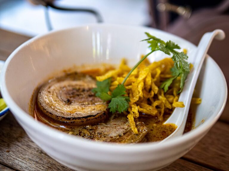 Best 10 Foods You Must Try in Bangkok - Khao Soi