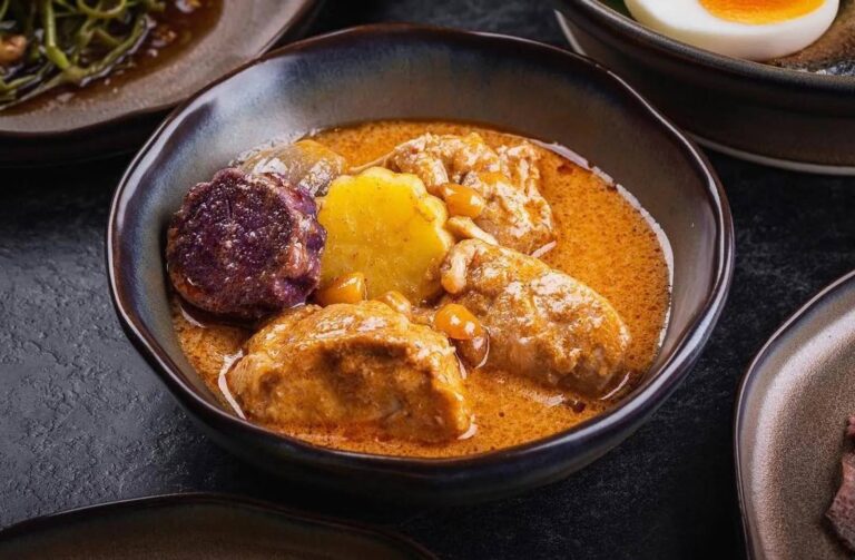 Best 10 Foods You Must Try in Bangkok - Massaman Curry